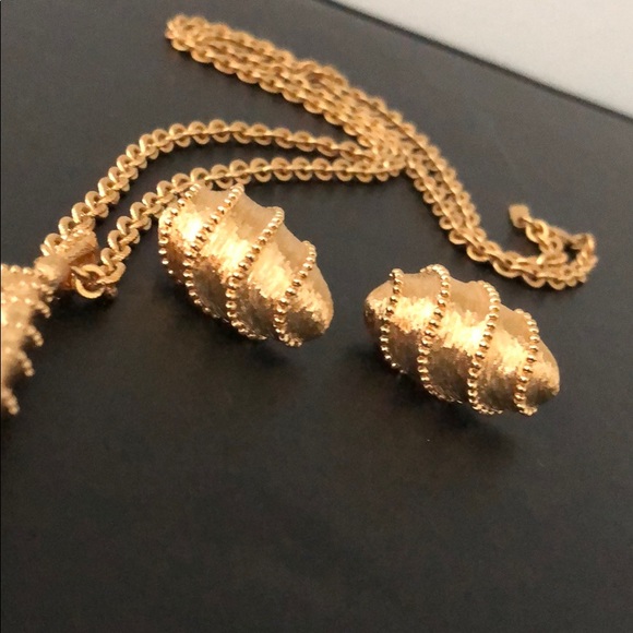 VINTAGE MONET TEARDROP NECKLACE & CLIP ON EARRINGS - Picture 9 of 14